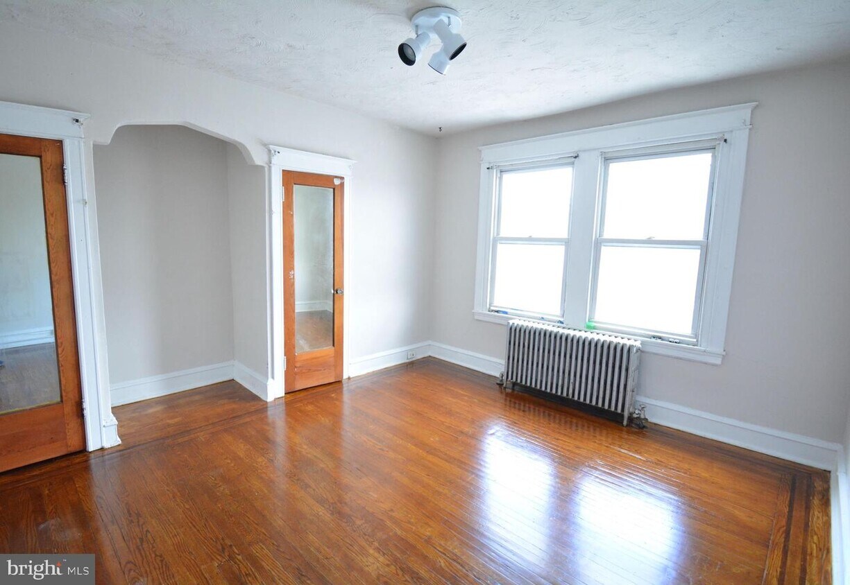 Primary Photo - 3308 W Allegheny Ave