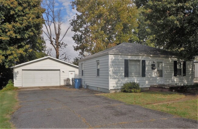 Building Photo - Two Bedroom Cottage Just off the Beltline ...