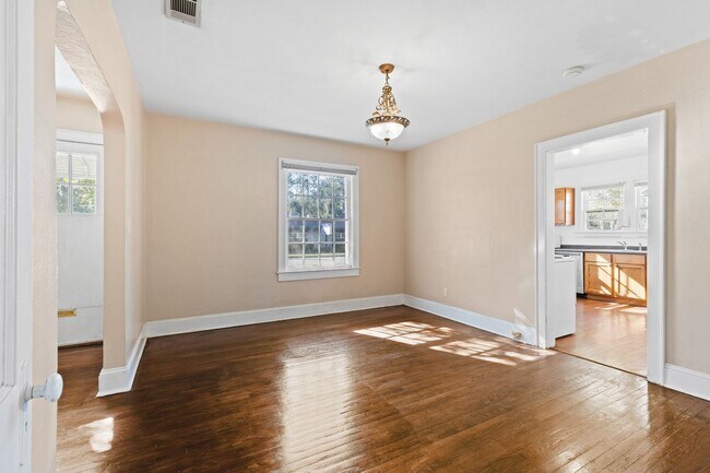 Building Photo - Location location location! This 2 bedroom 1 bath home is convenient to everything!