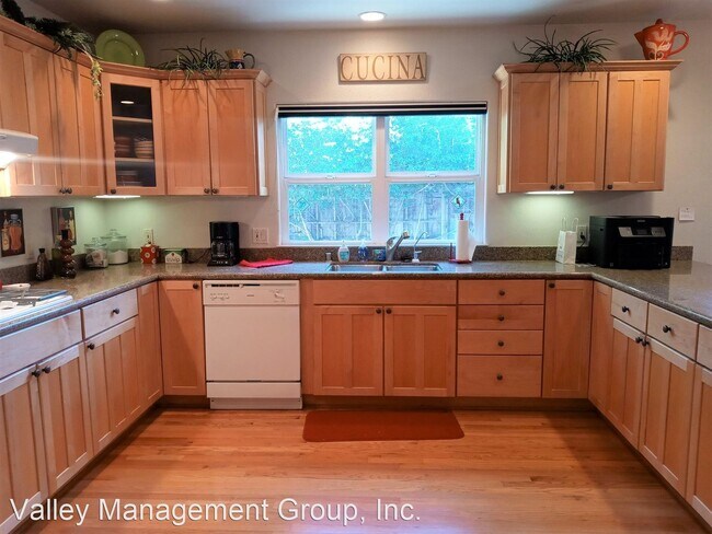 Building Photo - 3 br, 2 bath House - 1315 Newport Ave