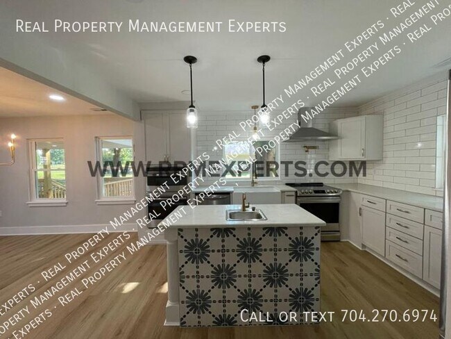 Building Photo - 3 Bed 3.5 Bath in Huntersville!