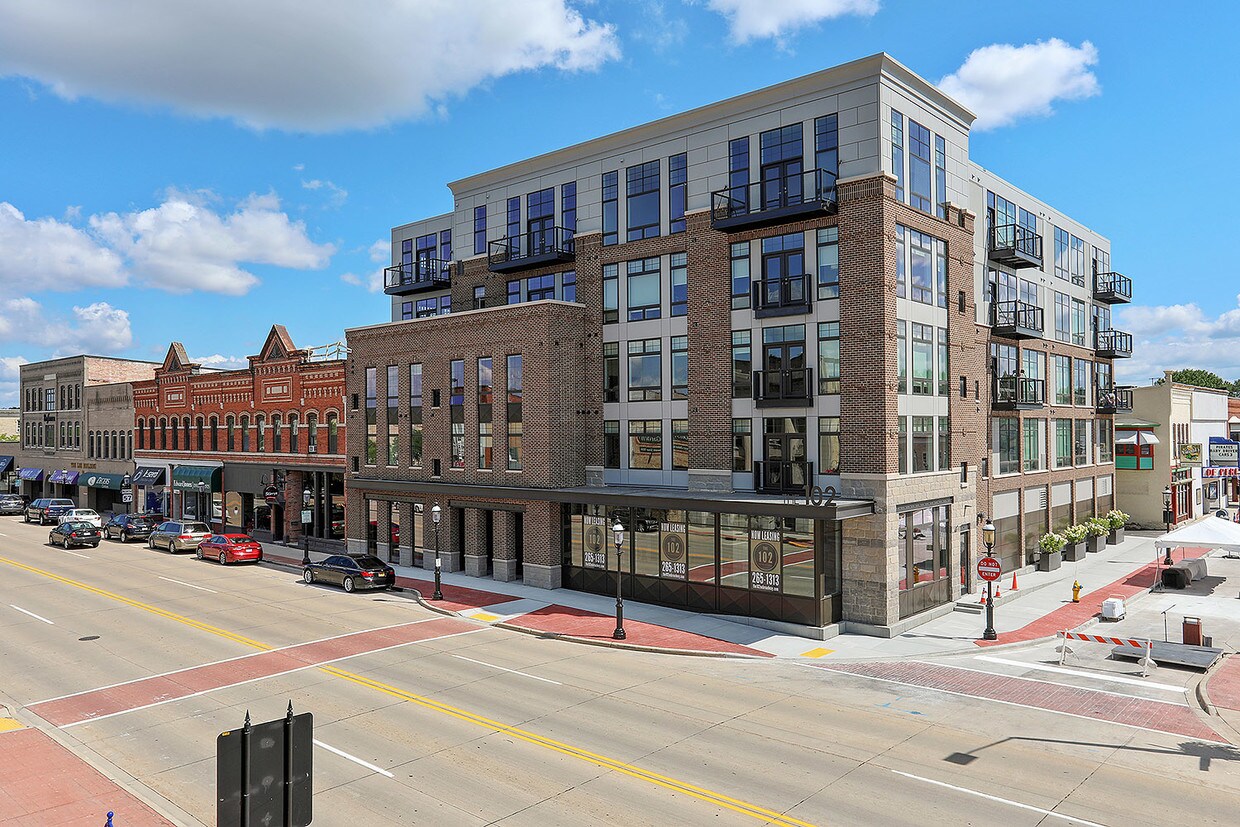 Primary Photo - 102 N Broadway