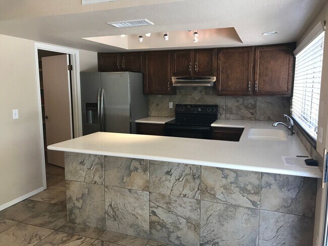 Foto del edificio - 3 bed 2 bath with POOL