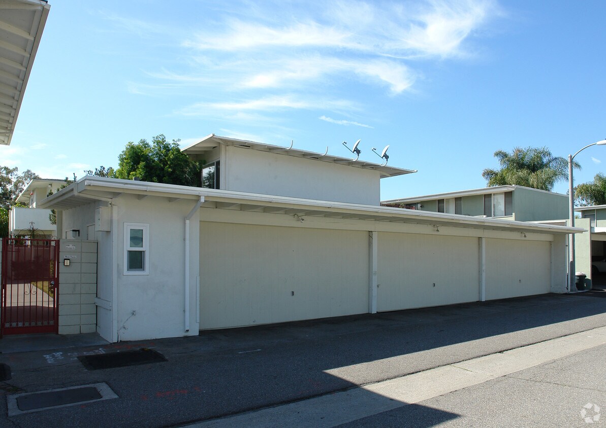 Building Photo - 1728-1738 Westcliff Dr