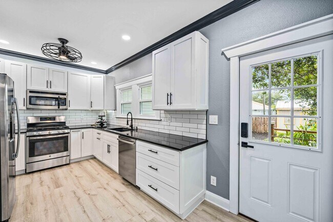 Building Photo - 1814 6th Ave W