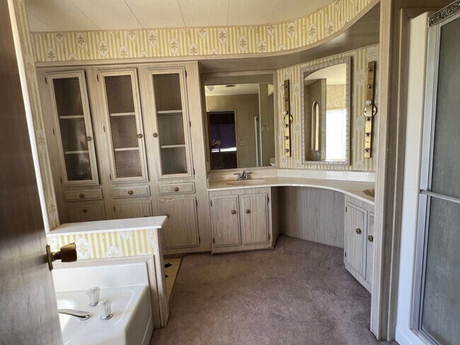 Building Photo - Country Home & Horse Property!