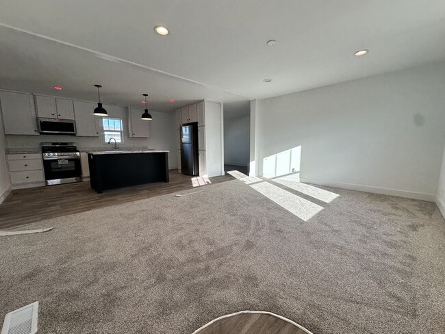 Building Photo - 16 Lapin St