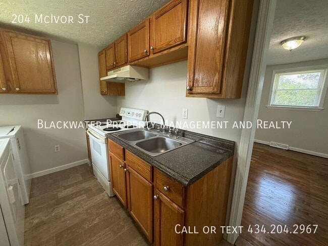 Building Photo - 204 McIvor St
