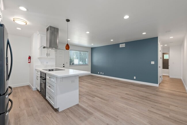 Building Photo - Upstairs 2 bedroom 1 bathroom Condo!