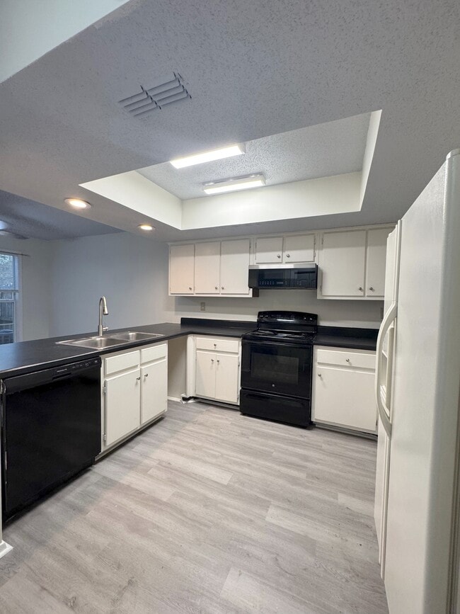 Building Photo - 3092 S Wesley Ct