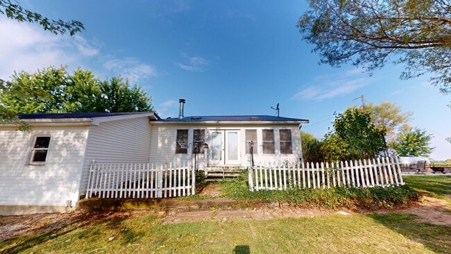 Building Photo - Country living in South Central! 3 bed/3 baths and large garage