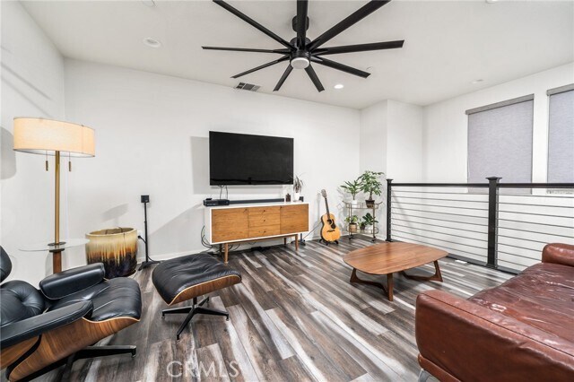 Foto del edificio - 8836 Jacaranda Ave