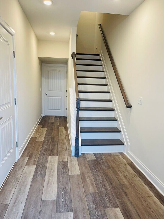 Foto del edificio - Like New Townhouse for Rent - END UNIT