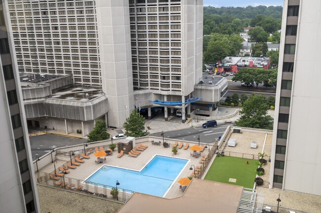 Piscina reluciente con terraza amplia y áreas de bronceado - Quimby on 23rd