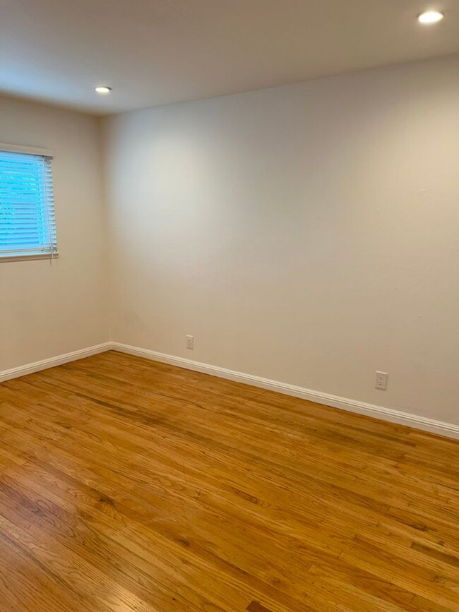 Building Photo - BEAUTIFUL SPACIOUS HOME WITH HARDWOOD FLOO...