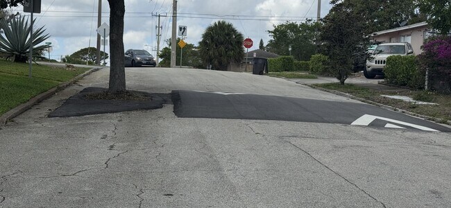 Foto del edificio - 736 Omar Rd