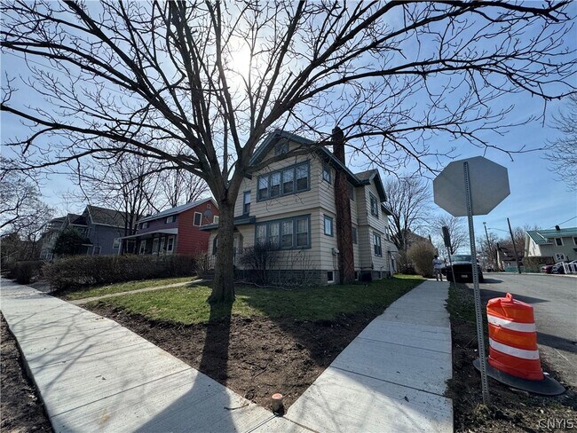 Foto del edificio - 295-97 N Midler Ave