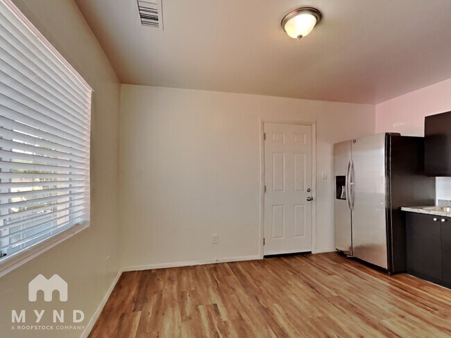 Foto del edificio - 9163 W Washington St