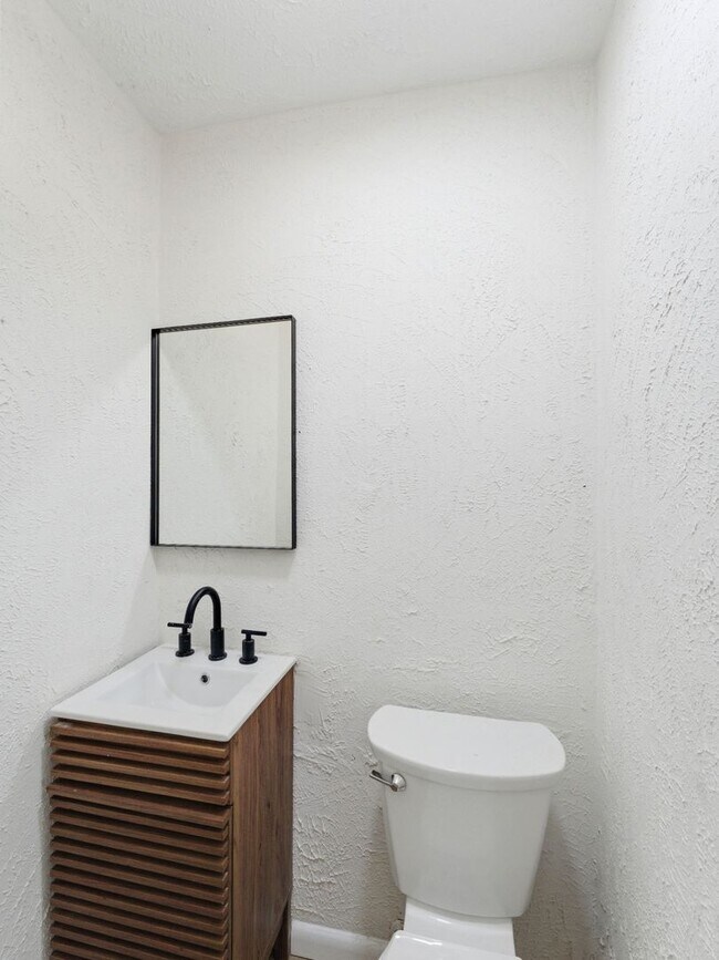 Foto del edificio - Charming Renovated 4-Bedroom Rental with Spacious Backyard & Bonus Basement Space in Somerdale