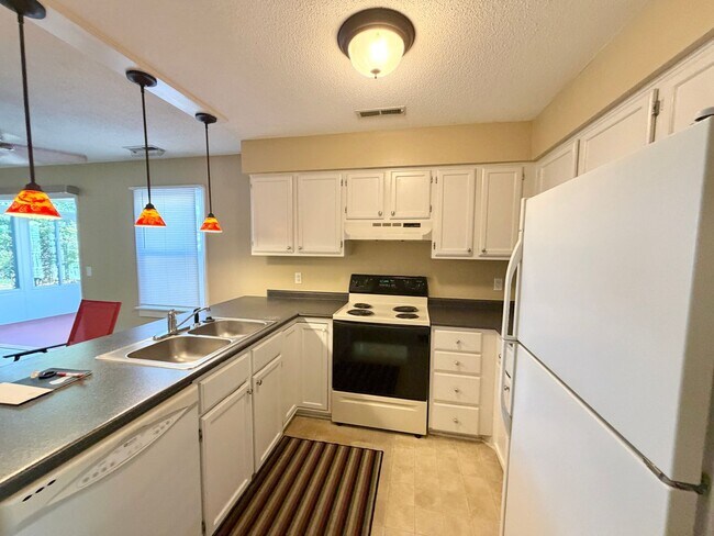 Foto del edificio - Coming soon! Property, being updated, 1 mile to shops, central Wilmington 3 BEDROOMS!