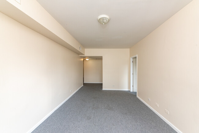 Building Photo - 3350 W Evergreen Ave