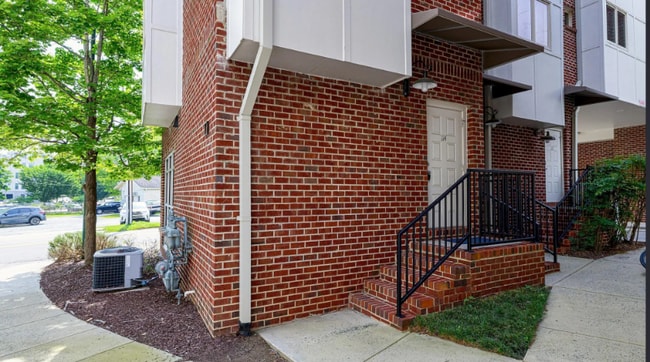 Building Photo - 400 W Rosemary St