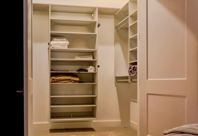 Foto del edificio - FURNISHED LUXURY LOFT (SHORT TERM / INSURANCE)