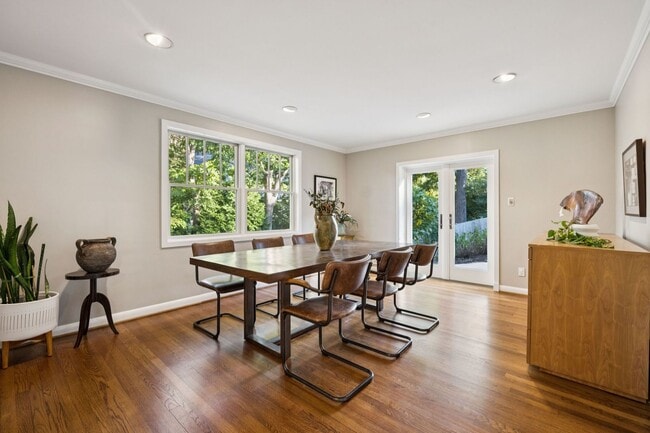 Building Photo - Elegant Chevy Chase Cul-de-Sac Home with Spacious Layout!