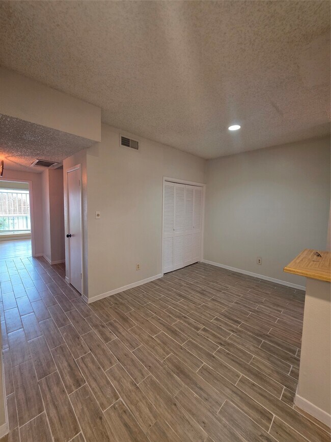 Building Photo - 8334 Jorine Dr