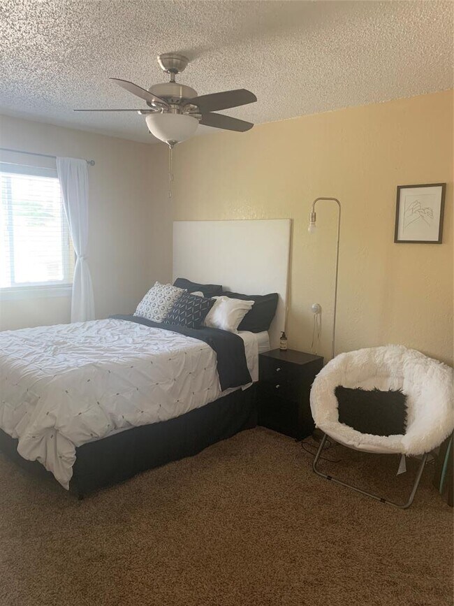 Foto del edificio - 2401 Manor Rd