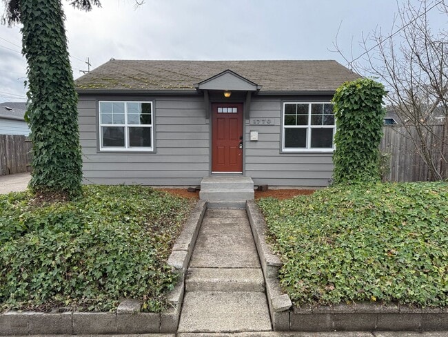 Updated 2 bedroom 1 bath house in Eugene! - Updated 2 bedroom 1 bath house in Eugene!
