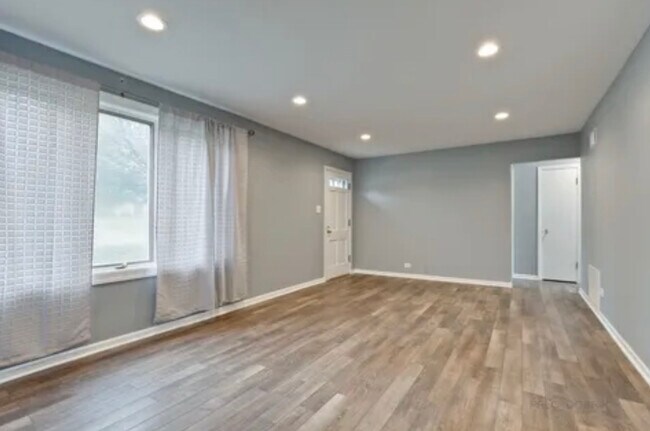 Building Photo - 642 E Rockland Rd