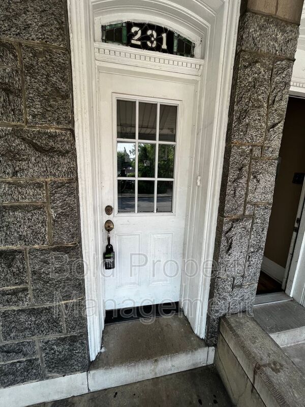 Foto del edificio - 231 W Greenwich St