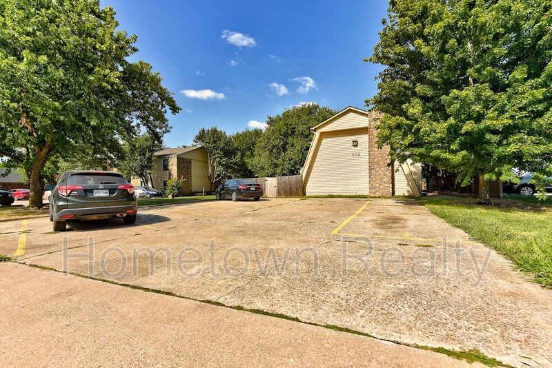 308 Vicksburg Cir Unit 2B, Norman, OK 73071 Condo for Rent in Norman
