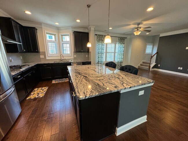 Foto del edificio - END UNIT 3 Bed | 2.5 Bath Townhouse in Mor...