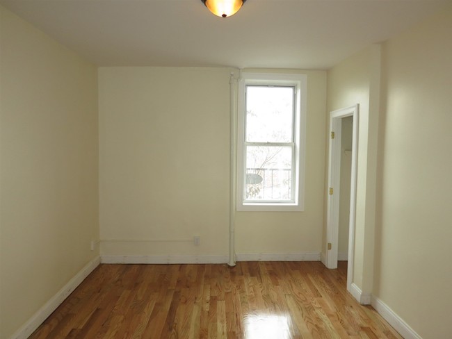 Building Photo - 706 24th St