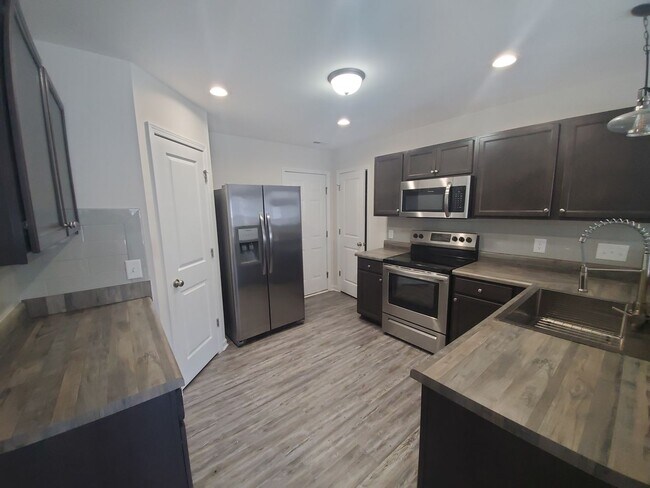 Building Photo - 270 Angel Oak Dr