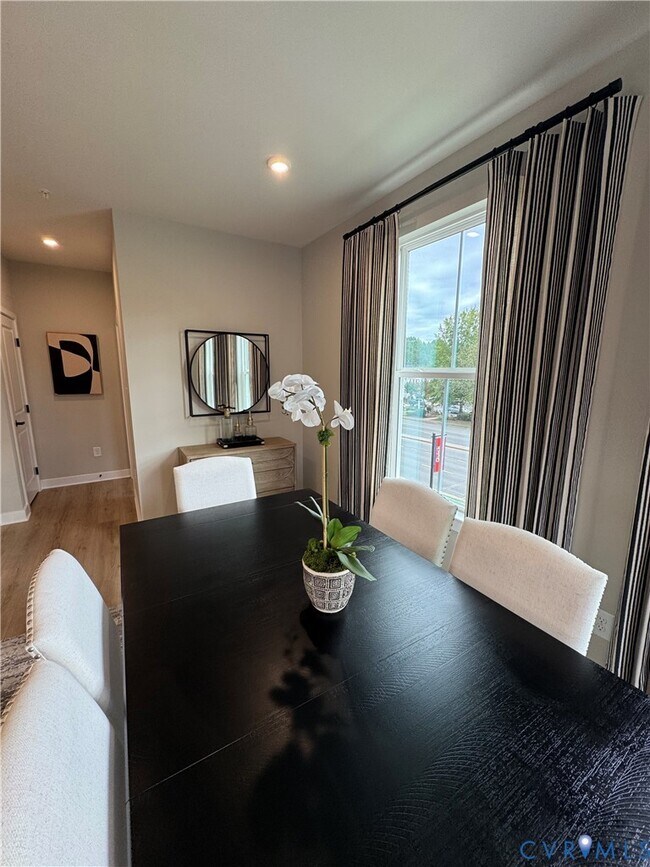 Foto del edificio - 8029 Lake Laurel Ln