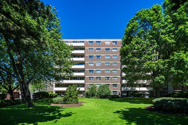 Photo du bâtiment - 111 and 121 Combermere Drive