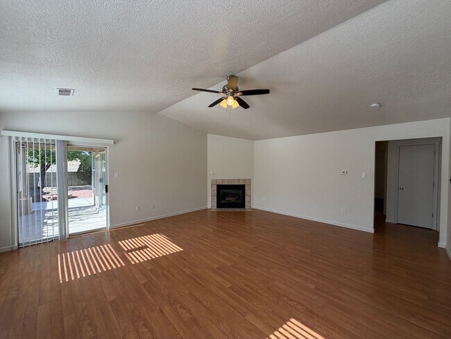 Foto del edificio - 3 Bedroom Single Story Home Available Near Unser Blvd NW & Irving Blvd NW