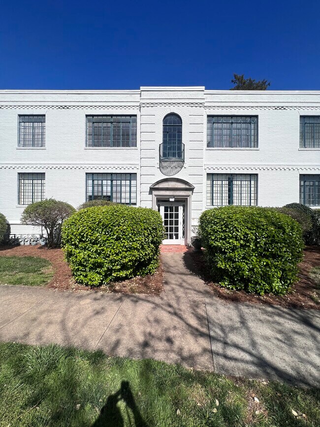 County Club Condominiums - 1700 N Elm St