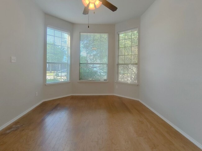 Foto del edificio - 824 Lake Grove Dr