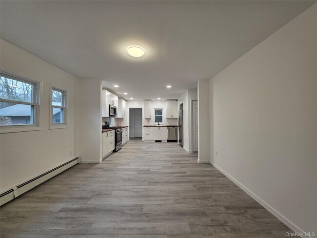 Foto del edificio - 200 Deforest Rd