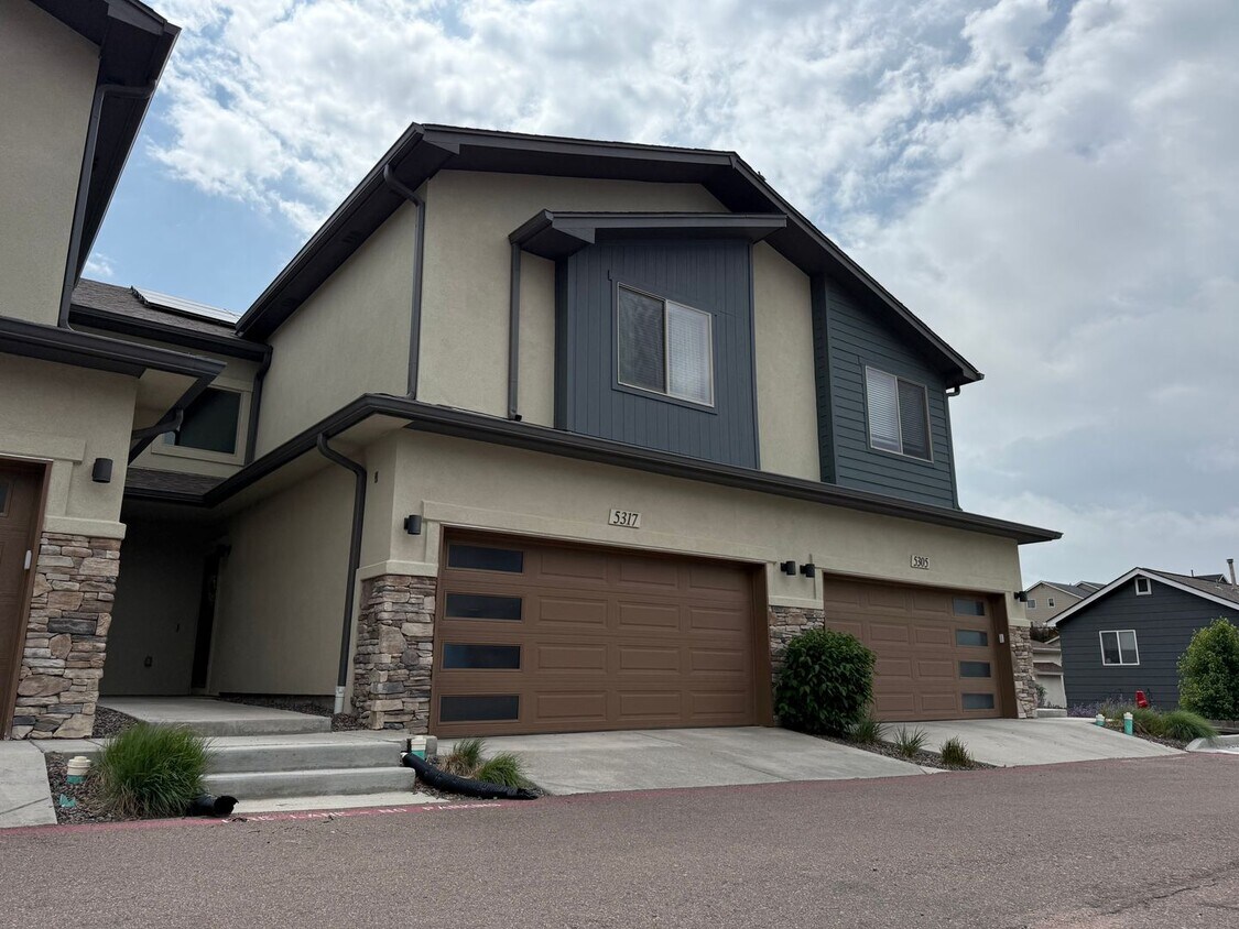 Foto principal - 3 BR 2.5 BA, 2 car garage townhome for ren...