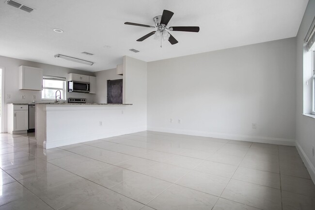 Foto del edificio - Duplex in Davenport now available!