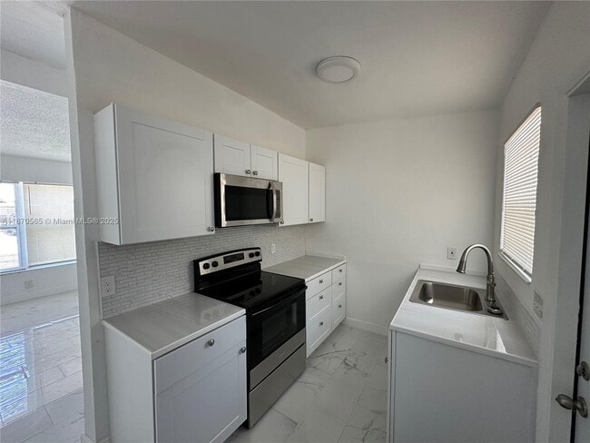 Building Photo - 240 NW 28th Ave
