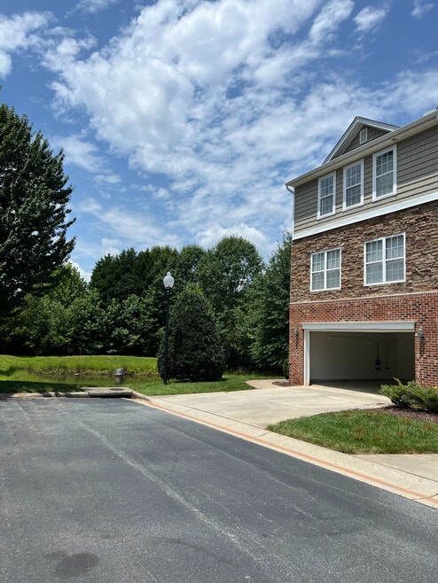 Building Photo - Room in Townhome on Dunlevy Way