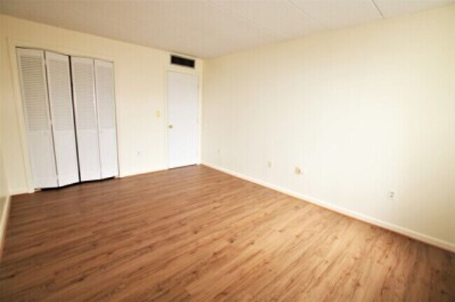 Building Photo - Incredible 5 Bed 2 Bath Apartment in Allst...