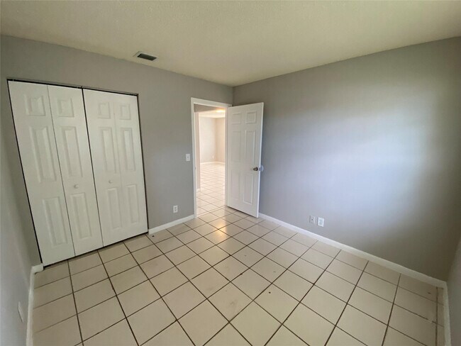 Foto del edificio - 4690 Summit Blvd