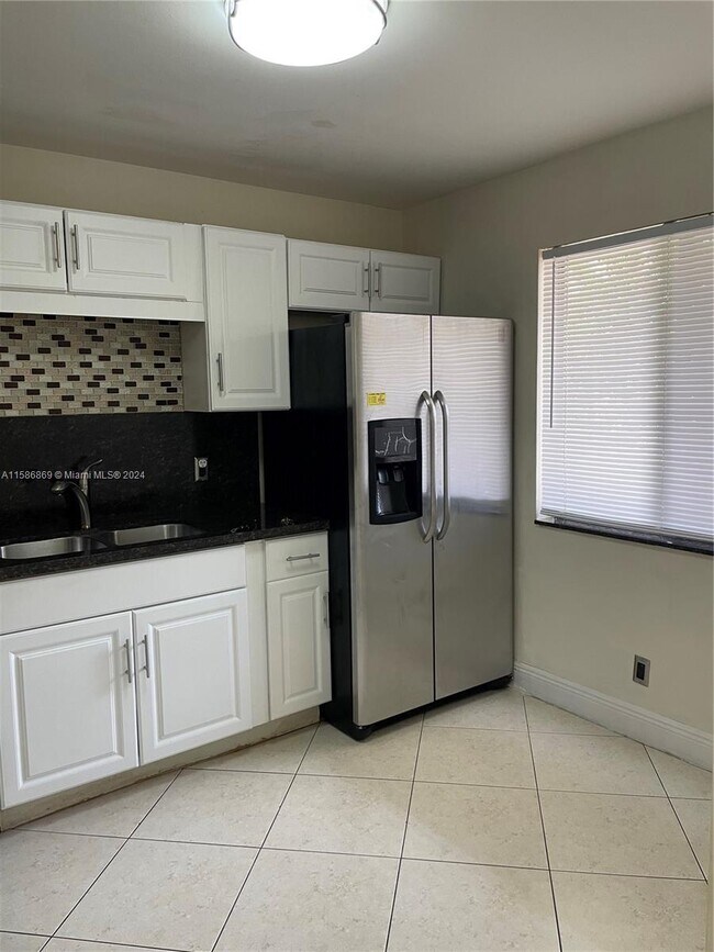 Building Photo - 422 Lakeview Dr